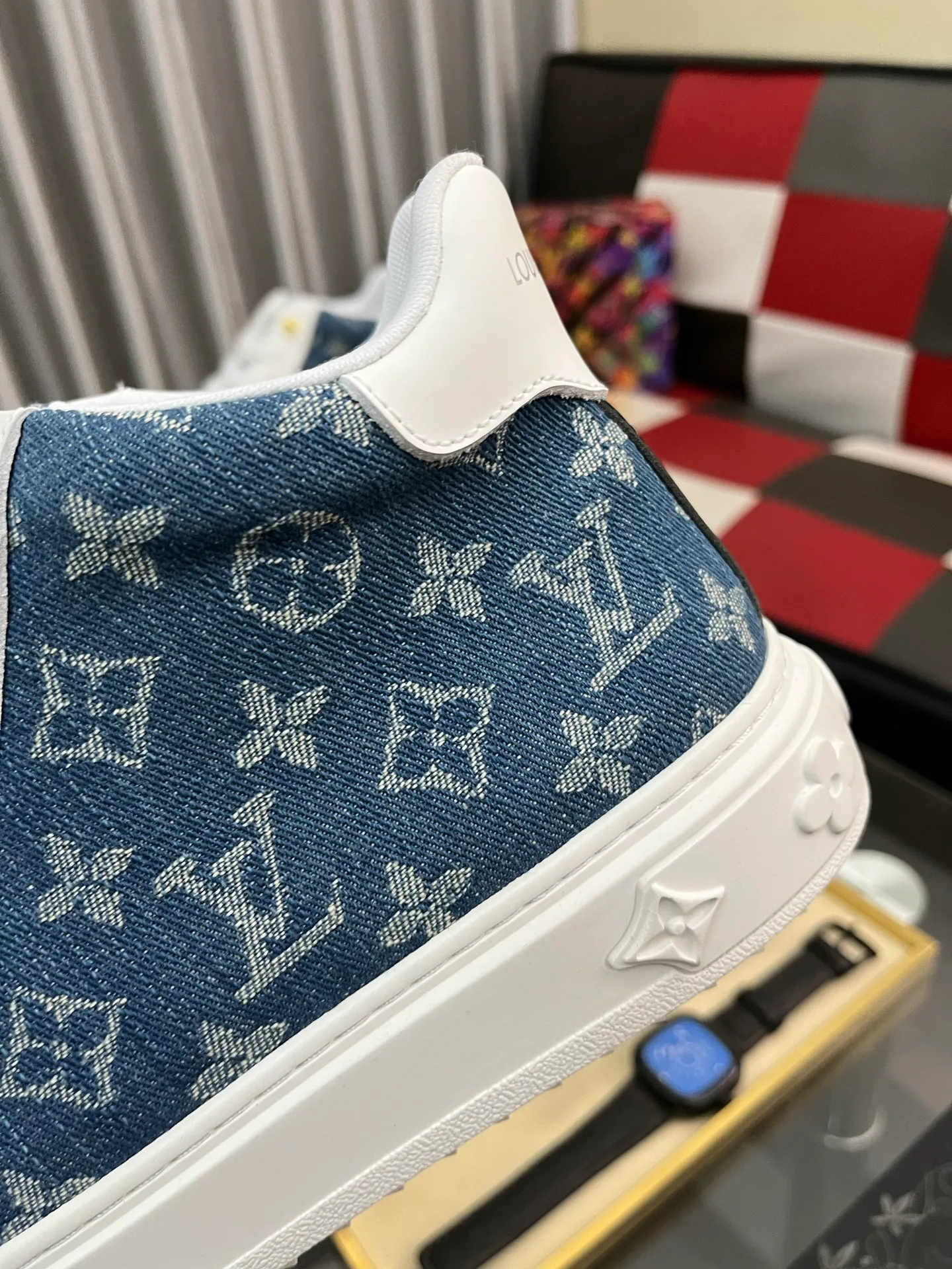 Men's shoes 💰: 560⌚️⌚️ Louis vuitton/LV Louis Vuitton 》Original quality.~ Unique modern style sneakers. 🏃A must-have casual shoe for trendy men😍😍 Original brand imported from Italy, imported original leather, sheep lining (refuses to discolor and grind feet) Sole: Original sole provided by the original factory, French lazy style design ⚠️Fit to the feet, original quality, super comfortable original sole. Code number: 38-444⃣️Color optional